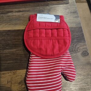 Red Striped Oven Mitt and Pot Holder Set